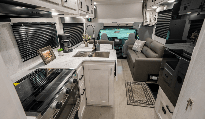 Het interieur van de MHL camper van CanaDream