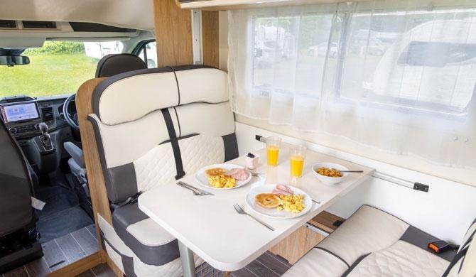 De dinette in de Horizon camper van Bunk Campers