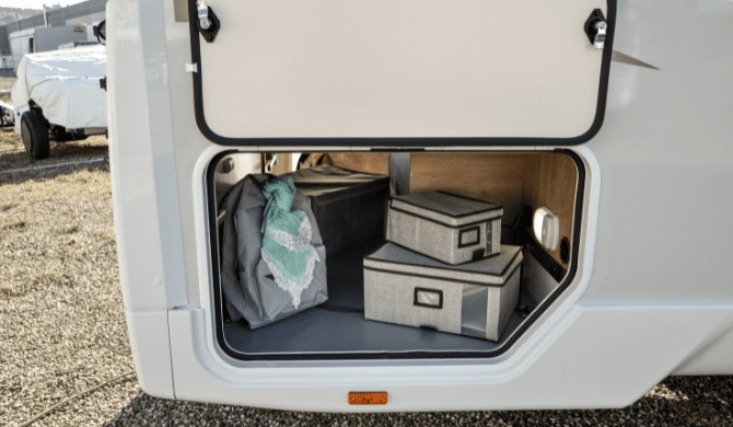 Opbergruimte in de Discovery camper van Apollo