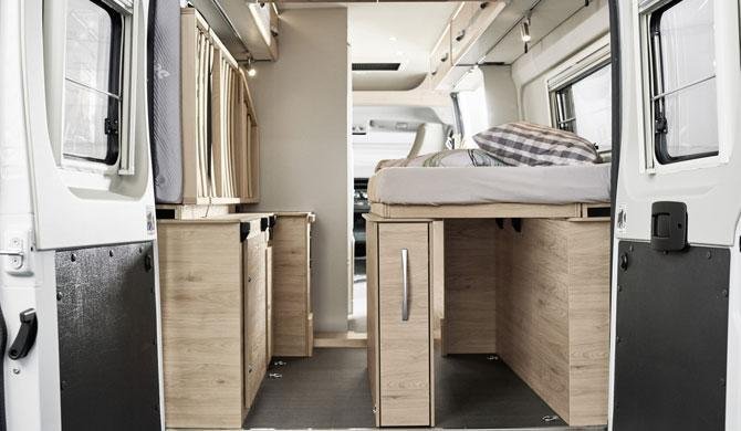 Bed achterin de Adventure camper van Camperworld