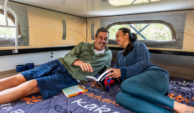 Het bed in de 4WD camper van Cheapa Campa