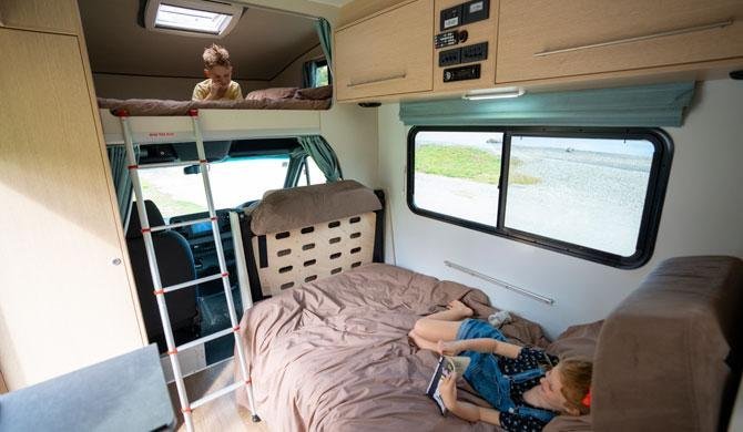 De dinette in de Britz Frontier camper