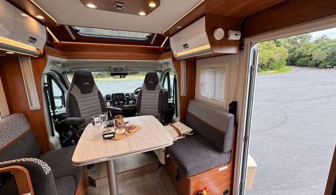 De dinette in de Britz Odyssey camper