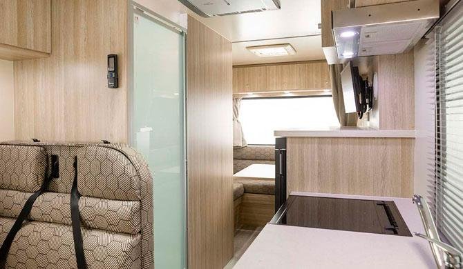 Het interieur van de Apollo Euro Deluxe camper