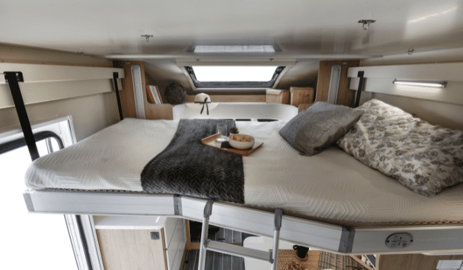 Het hefbed in de Discovery camper van Apollo