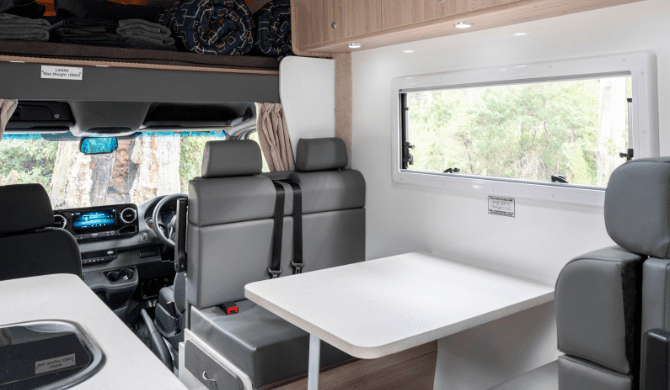 De dinette in de River camper van Maui