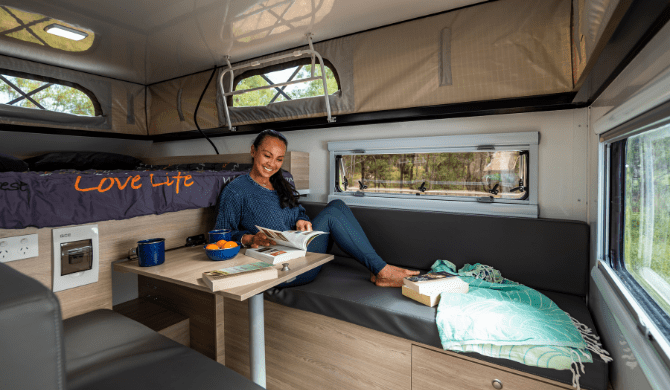 Het bankje in de 4WD camper van Cheapa Campa