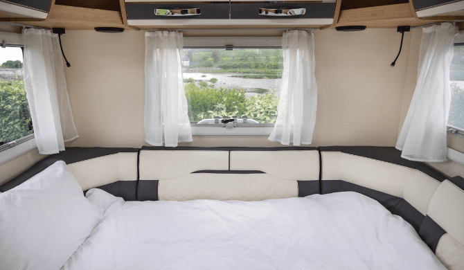 Het bed achterin de Discovery camper van Apollo