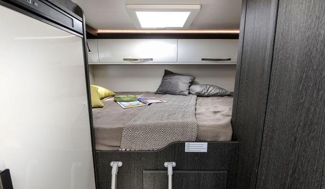 Het bed achterin de Odyssey camper