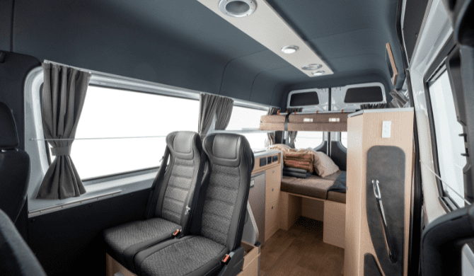 De leefruimte in de Voyager camper van Britz