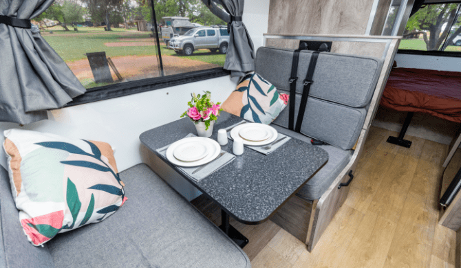 De dinette in de M6B camper van Maui