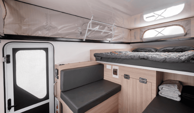 Het interieur van de Britz Maverick Camper. 