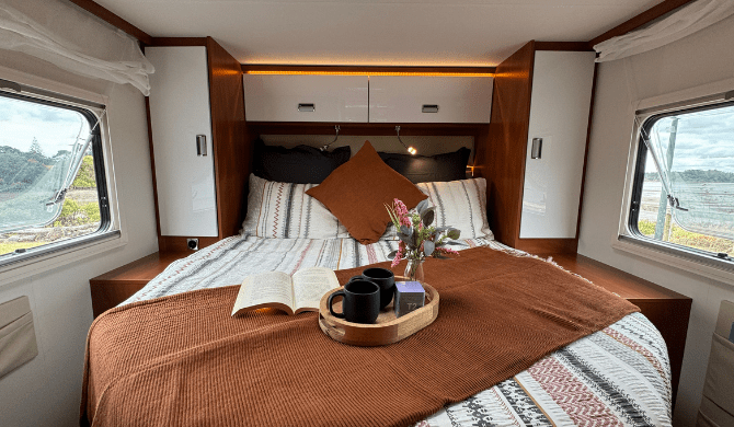 Het bed achterin de Odyssey camper