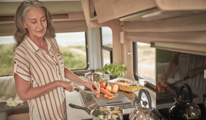 De keuken in de Cascade camper van Maui