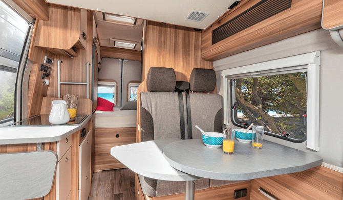 Het interieur van de Explorer camper van Apollo