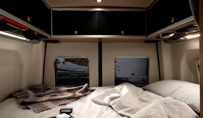 Het bed in de Rent Easy City Adventure 4x4 camper