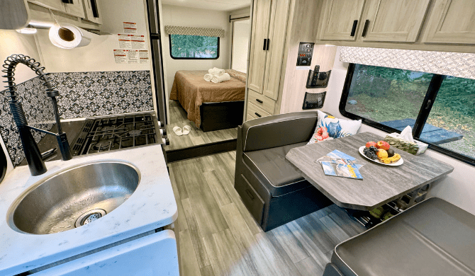 Het luxe interieur van de CanaDream SVC camper