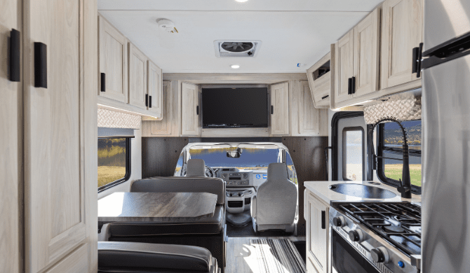 Het interieur van de SVC camper van CanaDream