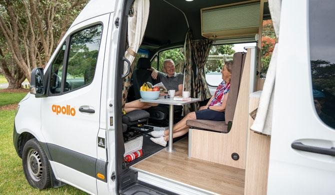 De dinette voorin de Apollo Euro Plus camper