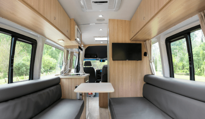 De dinette van de Maui Ultima Camper. 