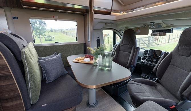 De dinette in de Britz Wanderer camper