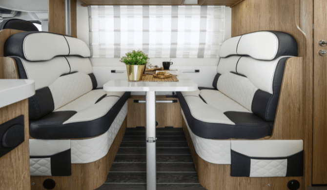 De dinette van de Discovery camper van Apollo