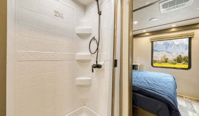 De badkamer in de Mighty A-Class Family Sleeper