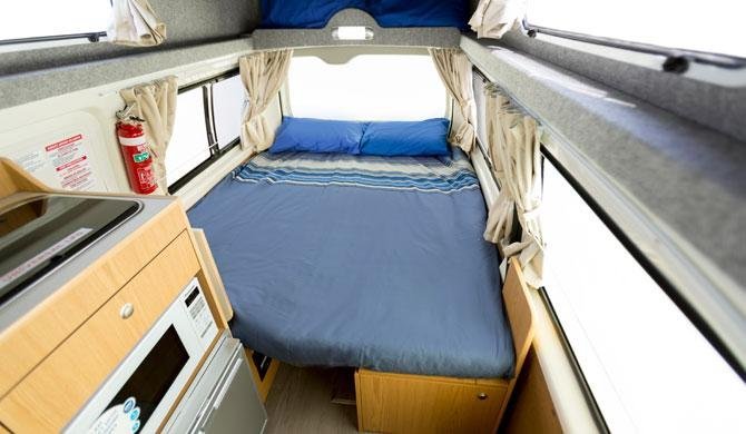 Het bed achterin de Hippie Hitop camper